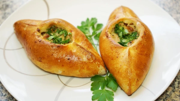 Изображение к статье: Как у бабушки: румяные расстегаи с фаршем и овощами
