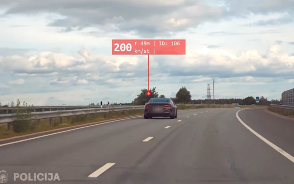 Без прав, но со штрафом: полиция догнала водителя BMW, ехавшего в Ригу быстрее 200 км/час