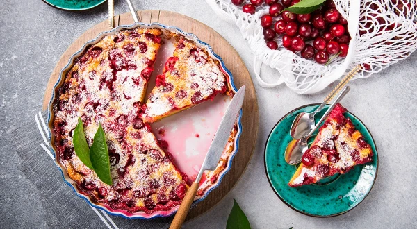 Изображение к статье: Заливной пирог на скорую руку — нашли, как использовать сезонную вишню