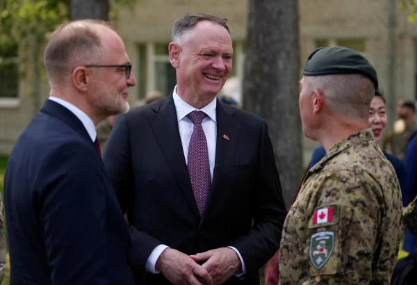 Изображение к статье: Два министра обороны Андрис Спрудс (Латвия) и Дэвид Макгинти (Канада) напутствуют полковника Кристофера Ривза.