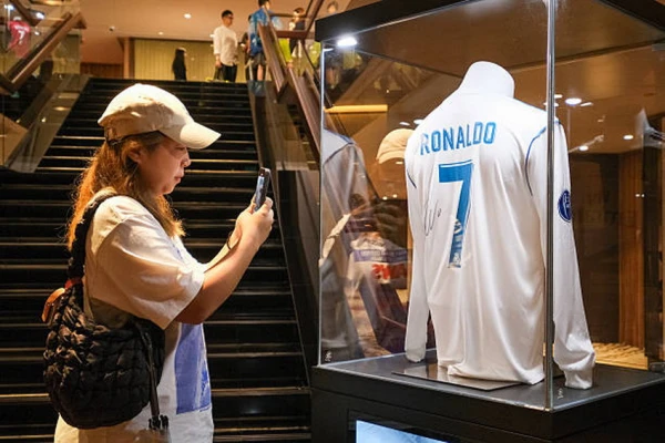 Изображение к статье: 3 водителя, 4 горничные, 2 повара, 3 садовника и 4 охранника: Роналду заработает около 575 миллионов евро по новому контракту с «Аль-Насром»