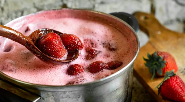 Изображение к статье: Почему важно снимать пену с варенья — объяснили эксперты