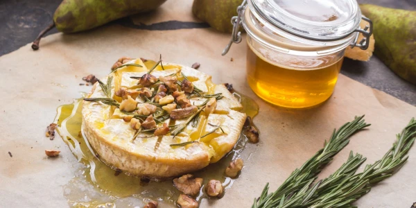 Изображение к статье: Готовим запеченный камамбер с грушей и грецкими орехами