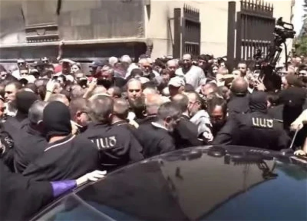 Изображение к статье: Спецназ в резиденции католикоса всех армян.