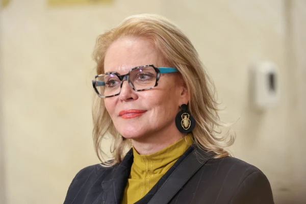 Изображение к статье: Мужественная артистка преодолевает обстоятельства.