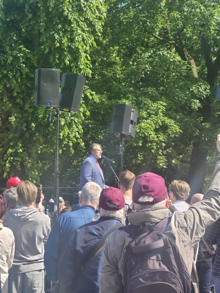 Изображение к статье: «В Риге создали коалицию прайда!» Шлесерс собрал митинг у памятника Свободы