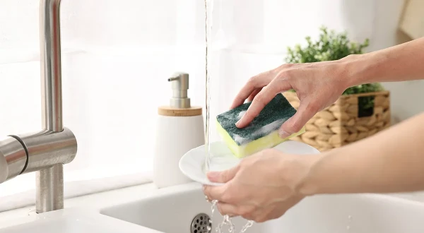Изображение к статье: Подсчитано, когда нужно менять губки для посуды