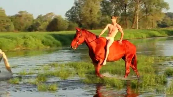 Изображение к статье: Полицейские измерили температуру воды в официальных местах купания Риги