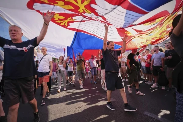 Изображение к статье: Обе стороны апеллируют к национальной гордости сербов.