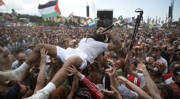 Изображение к статье: Обилие флагов Палестины, зрители качают антиизраильского исполнителя.