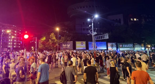 Изображение к статье: Протестующие в Белграде перекрыли улицы и возвели баррикады