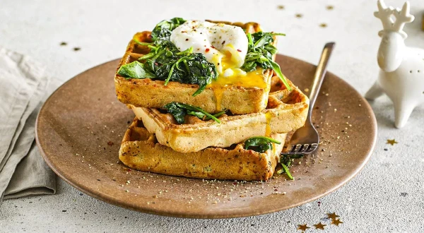 Изображение к статье: Сырные вафли со шпинатом и яйцом-пашот: очень вкусный рецепт