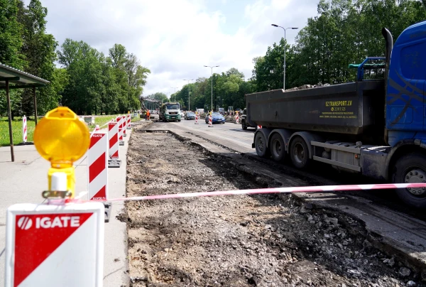 Изображение к статье: Дорожники бьют тревогу: деньги забирают у дорог — отдают железной дороге и airBaltic