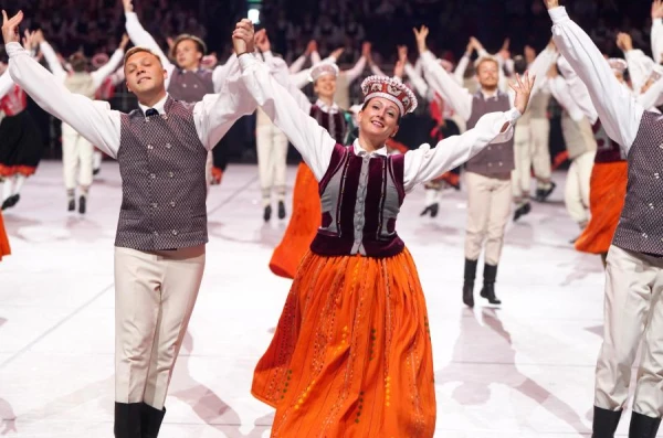 Изображение к статье: Можно ли на Празднике песни петь о любви мальчика и девочки?