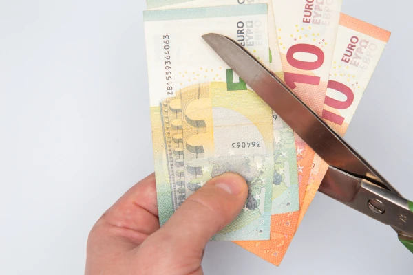 Изображение к статье: Экономия по-латвийски: урезать кружки и страховки, оставить премии и тендеры