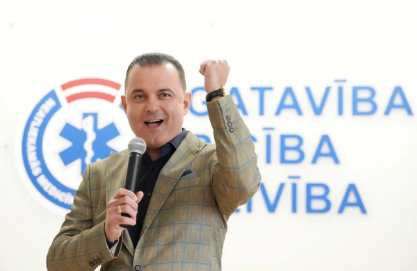 Изображение к статье: Врач не скрывает своего возмущения: министр Абу Мери повернулся к больным раком спиной!