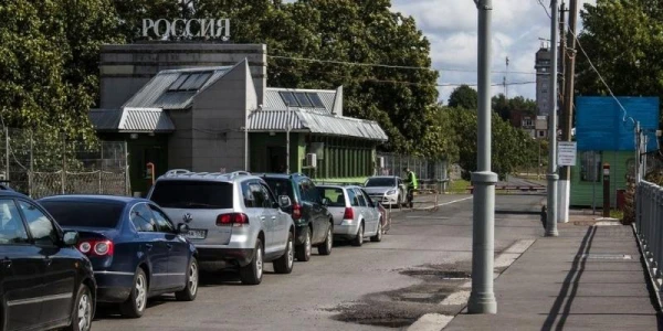 Изображение к статье: Сервис: в Нарве на границе за плату отстоят за вас в очереди