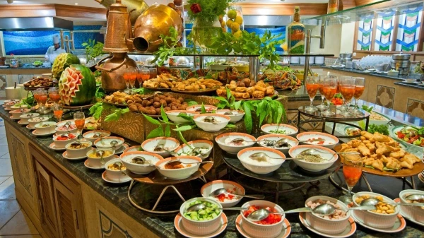 Изображение к статье: Этот коварный «шведский стол»: каких блюд и напитков следует избегать в отелях «всё включено»