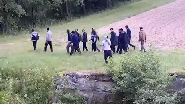 На видео попало, как нелегальные мигранты забрасывали пограничников Литвы камнями