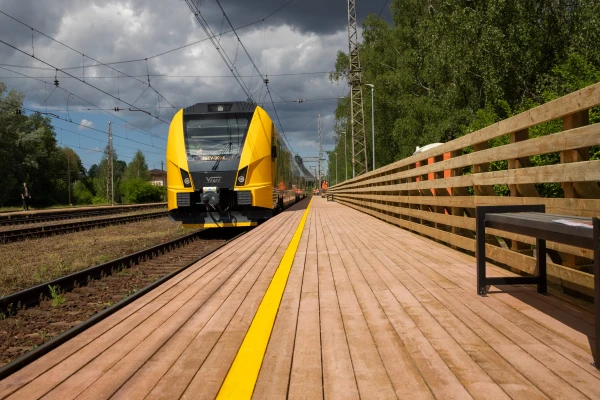 Изображение к статье: Не прошло и три года: на железной дороге открыта первая деревянная платформа (фото)