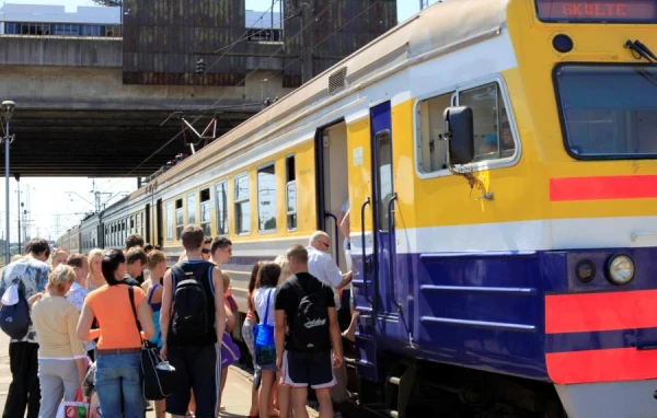 Изображение к статье: С середины этого месяца «зайчатина» подорожает вдвое -  Pasažieru vilciens повышает штрафы