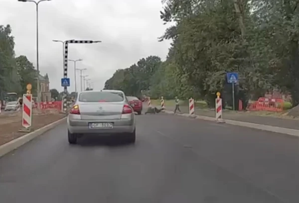 «Ребёнок сильно кричал!», Подробности жуткого инцидента в Риге. За рулем был 88-летний водитель