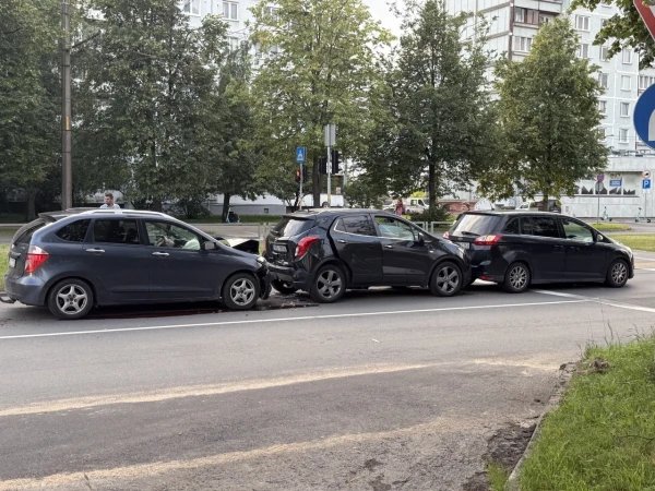 Авария в Риге: на улице Сахарова собрался паровозик