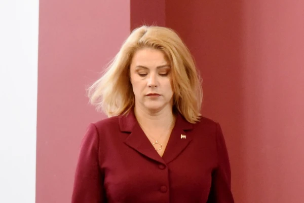 Изображение к статье: Премьер призывает отказаться от премий в госадминистрации. А почему просто не запретит?