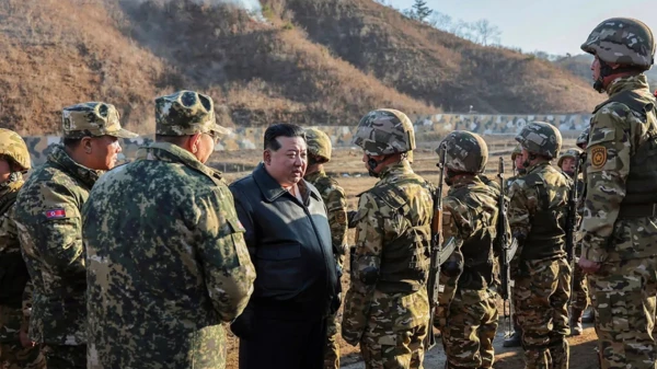 Изображение к статье: "Дорогой Ким Чен Ын" проводит смотр войск.