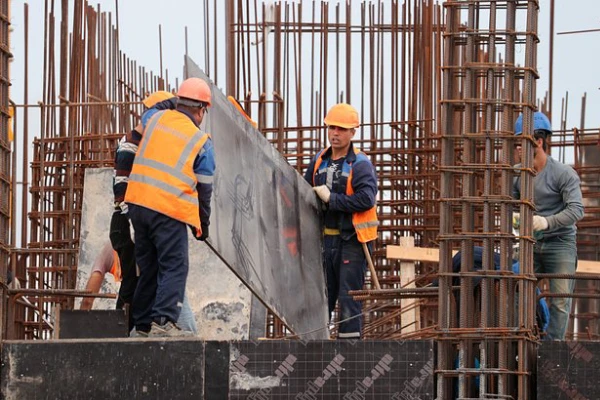 Изображение к статье: Интересно, кто после нововведений станет трудиться на стройках.