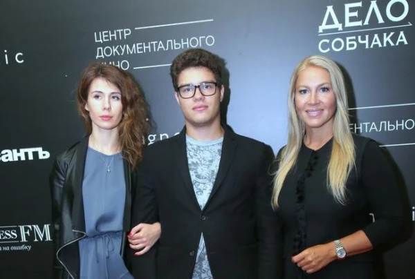 Изображение к статье: Антон с бывшей супругой и мамой.