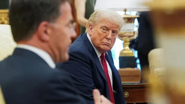 Изображение к статье: Президент Трамп с трудом дослушивает то, что говорит генсек НАТО Рютте.