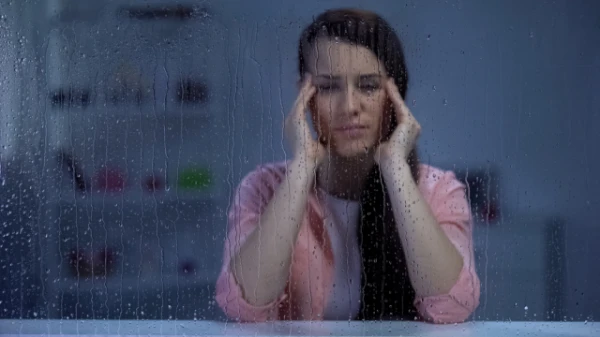 Изображение к статье: Почему головная боль приходит вместе с непогодой? И что с этим делать?