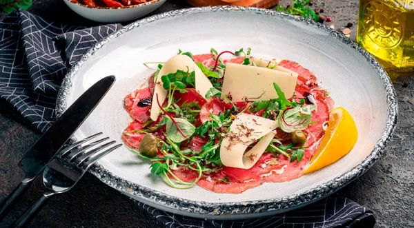 Изображение к статье: Чем карпаччо отличается от тартара, севиче, сашими и других «сырых» блюд