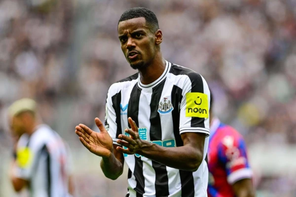 Изображение к статье: «Ньюкасл» просит 173 млн евро, «Ливерпуль» предлагает не более 139 млн — между клубами идет торг за забивного форварда