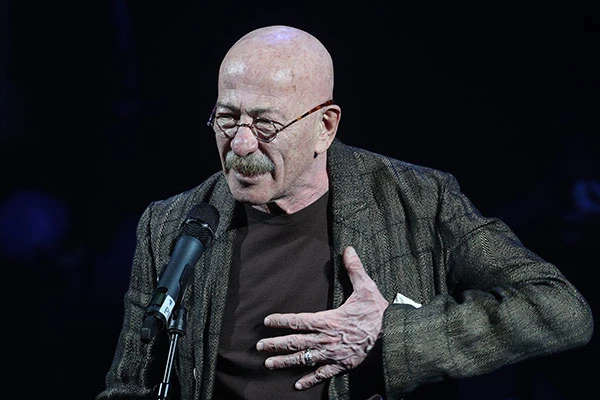 Изображение к статье: Певец больше не надевает при выстплениях государственные награды.