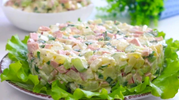 Изображение к статье: Летний оливье: простой и вкусный рецепт за 5 минут