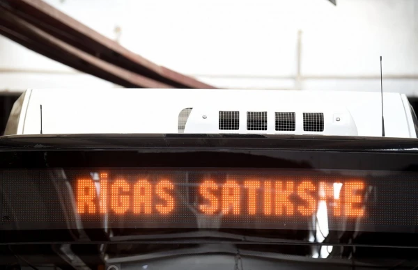 Изображение к статье: Ночью в узких улочках Риги: после захода солнца движение в столице не прекращается