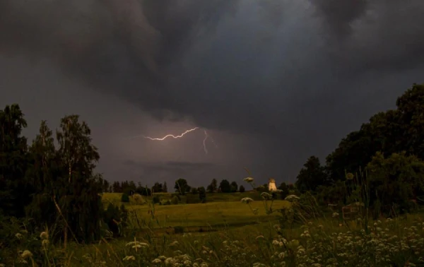 Изображение к статье: В среду в Латвии обещают «чрезвычайно сильные» грозы и ливни