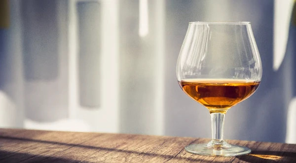 Изображение к статье: Будет только хуже: нарколог развеял миф о пользе 30 граммов коньяка в день