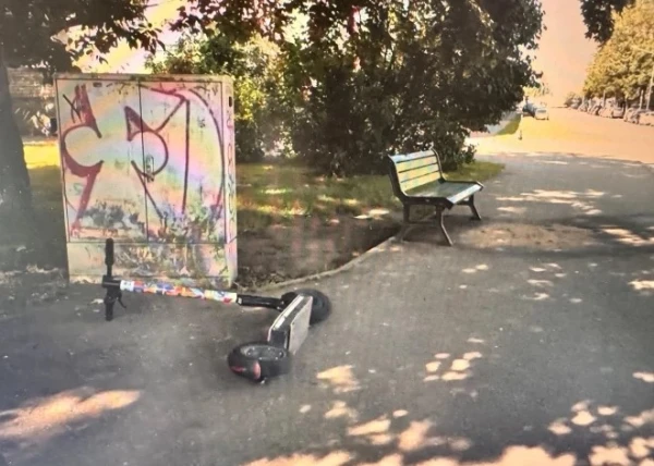 Изображение к статье: «Проклятая скамейка»: жители Петерсалы жалуются на пьяные сборища у остановки