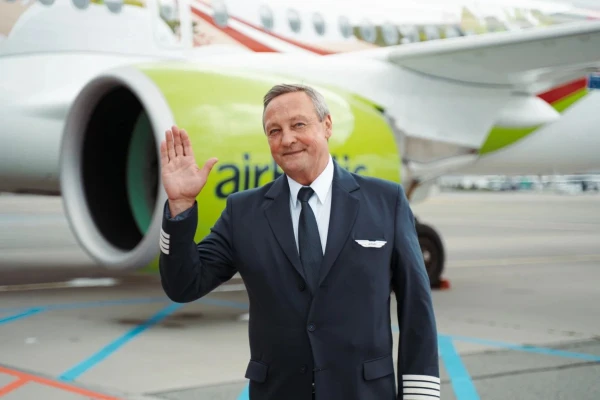 Изображение к статье: Прощальный полёт: в Рижском аэропорту трогательно проводили капитана на пенсию