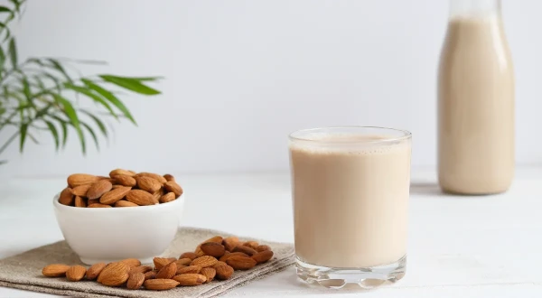 Изображение к статье: Чем опасно миндальное молоко — врач сказала, кому лучше не пить его
