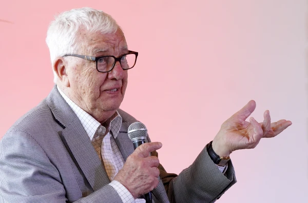 Изображение к статье: Старые друзья: маэстро получил неожиданный подарок!