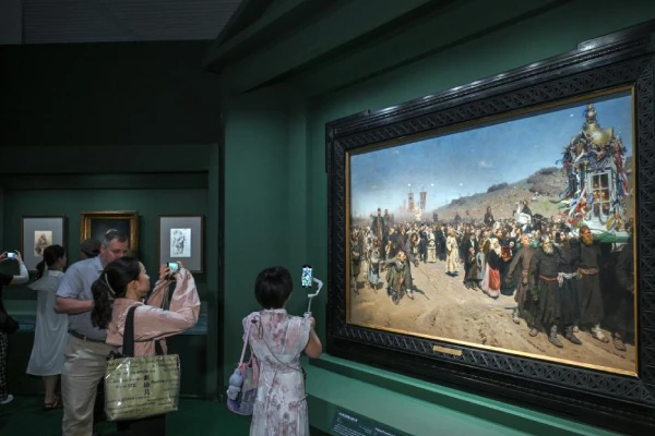 Изображение к статье: Китайские экскурсанты могут невозбранно селфиться на фоне знаменитых полотен.