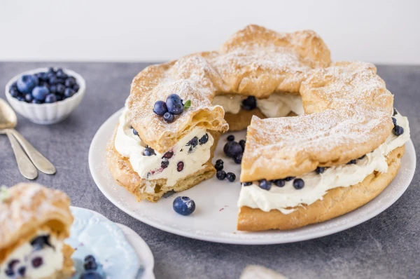 Изображение к статье: Карпатка с черникой: десерт, похожий на эклер