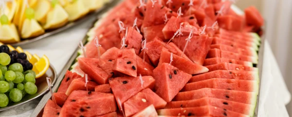 Изображение к статье: Правила арбузного приличия: как есть арбуз в официальных условиях