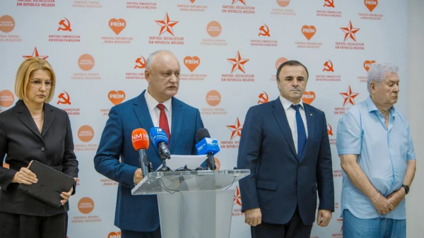 Изображение к статье: Господин Додон сплотил на фоне красной звезды.