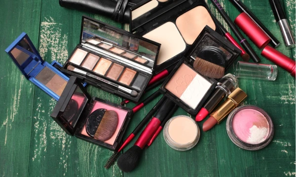 Изображение к статье: В мусор без колебаний: бьюти-средства, которые пора выбросить прямо сейчас