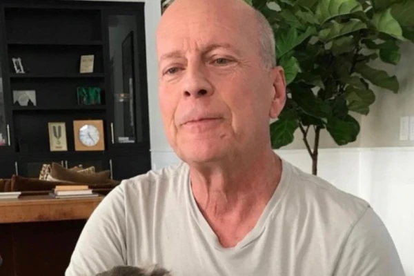 Изображение к статье: «Держись, легенда!»: Брюс Уиллис показал, как тренируется во дворе своего дома